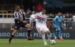Zaga do São Paulo se mantém em alta mesmo com rodízio de Aguirre