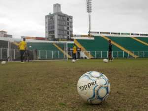 Série B: Ferrareis volta aos treinos no Figueirense e deve ficar disponível para clássico