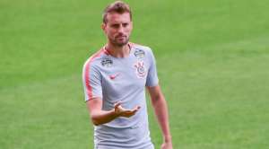 Henrique pede desculpas à torcida do Corinthians após queda na Libertadores