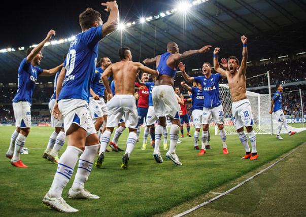 Cruzeirenses esqueceram a derrota e festejaram ao lado da torcida