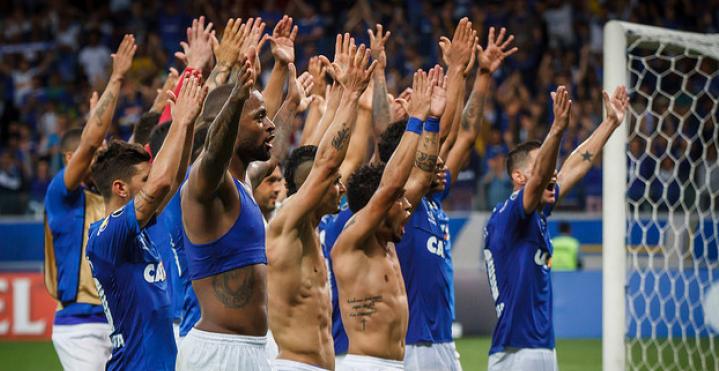 Coreografia ala Copa do Mundo no Mineirão. Jogadores comandam as palmas da torcida