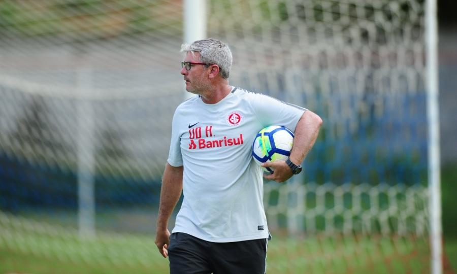 Odair fecha treino do Inter e evita indicar centroavante titular