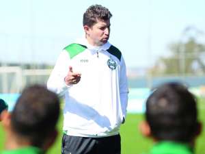 Série B: Coritiba dá voto de confiança e mantém Tcheco até o final da temporada