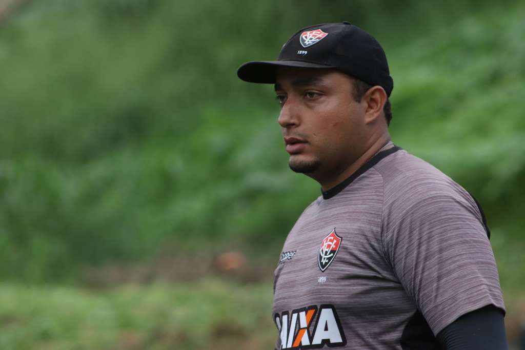 Treinador do time de futebol feminino do Vitória, Lucas Grillo faz curso na CBF