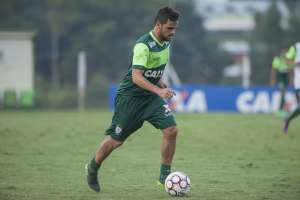 Recuperado de lesão, lateral  Noberto volta ao América-MG e prega respeito ao Vitória