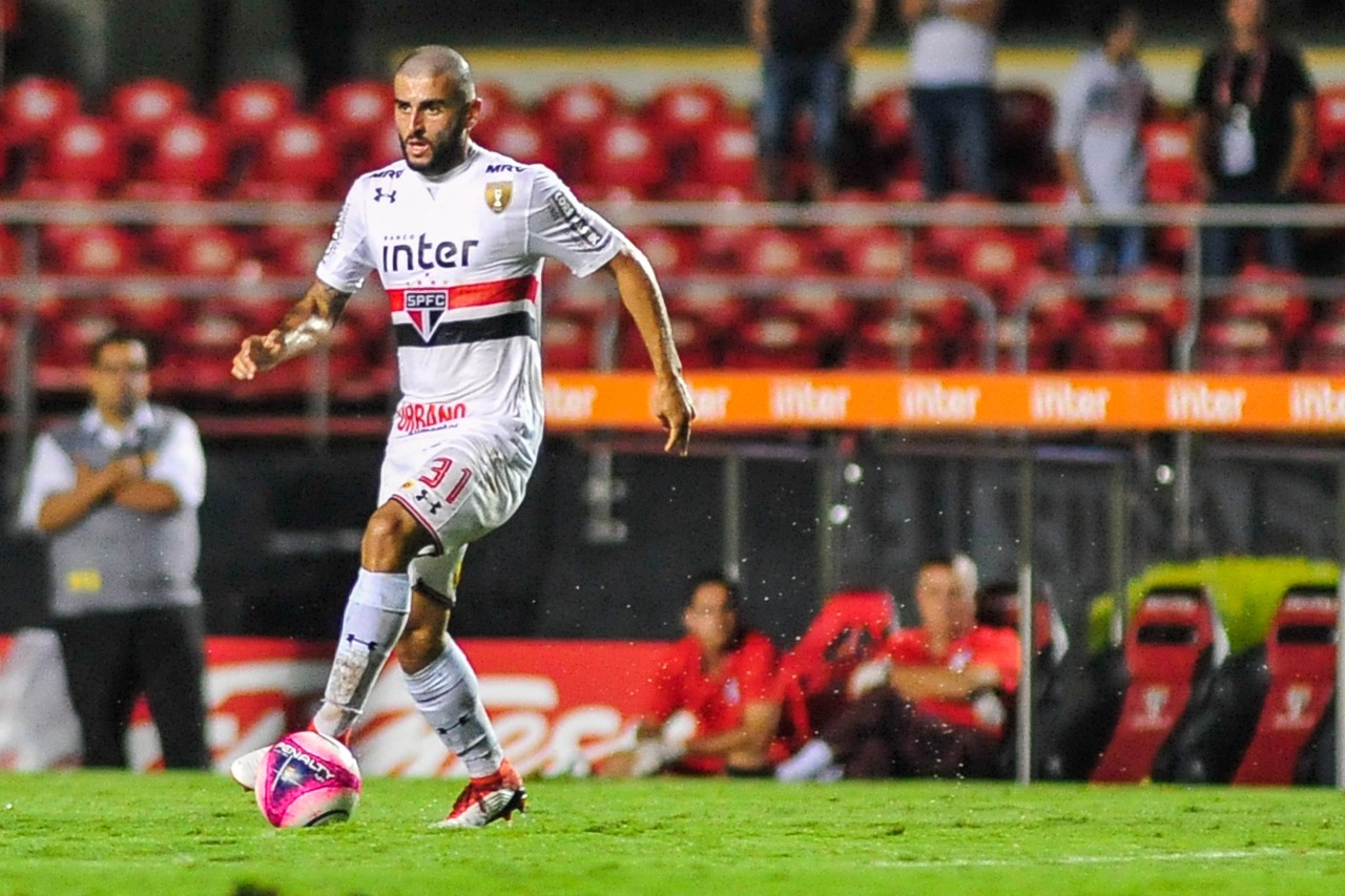 Liziero volta aos treinos no São Paulo e Nenê dá susto