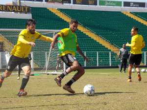 Série B: Torcida do Figueirense vai ao treino conversar com elenco