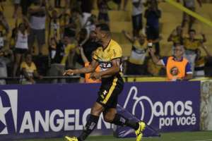 Série B: Zé Carlos, do Criciúma, pega quatro jogos de suspensão por expulsão