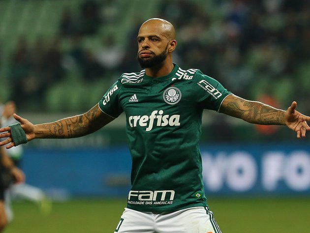 Três minutos! Felipe Melo deixa o pé e leva o vermelho, expulsaria?
