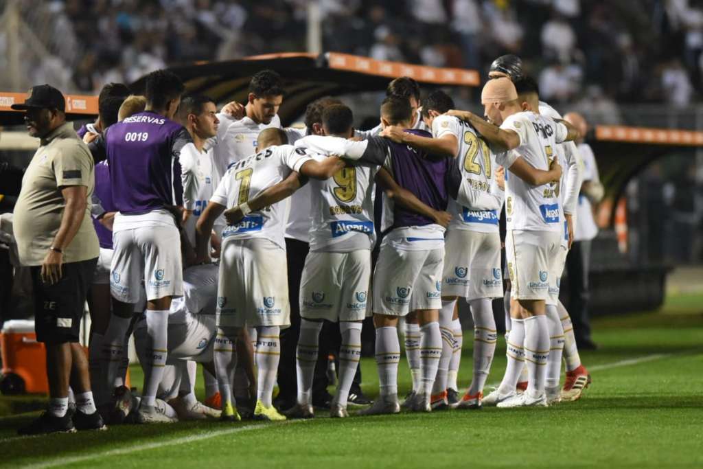 Alison diz que ajuda dos atacantes é segredo para bom momento da zaga do Santos