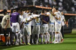 Alison diz que ajuda dos atacantes é segredo para bom momento da zaga do Santos