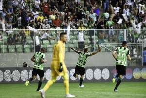 Norberto volta a treinar e deve forçar mudanças no time do América-MG