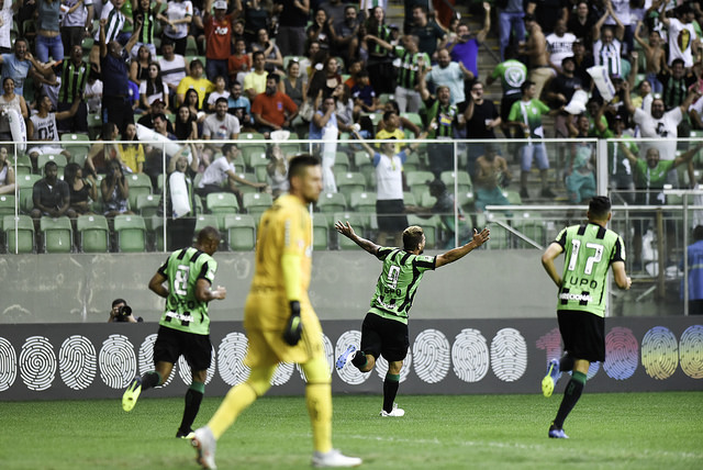 Norberto volta a treinar e deve forçar mudanças no time do América-MG