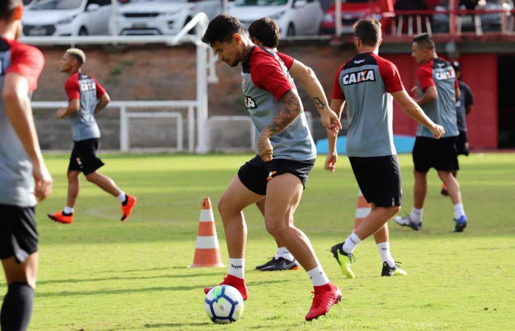 Sem Rhayner e Willian Farias, Carpegiani faz mistério com time do Vitória