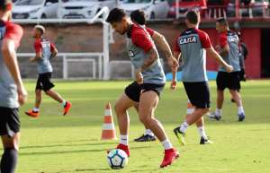 Sem Rhayner e Willian Farias, Carpegiani faz mistério com time do Vitória