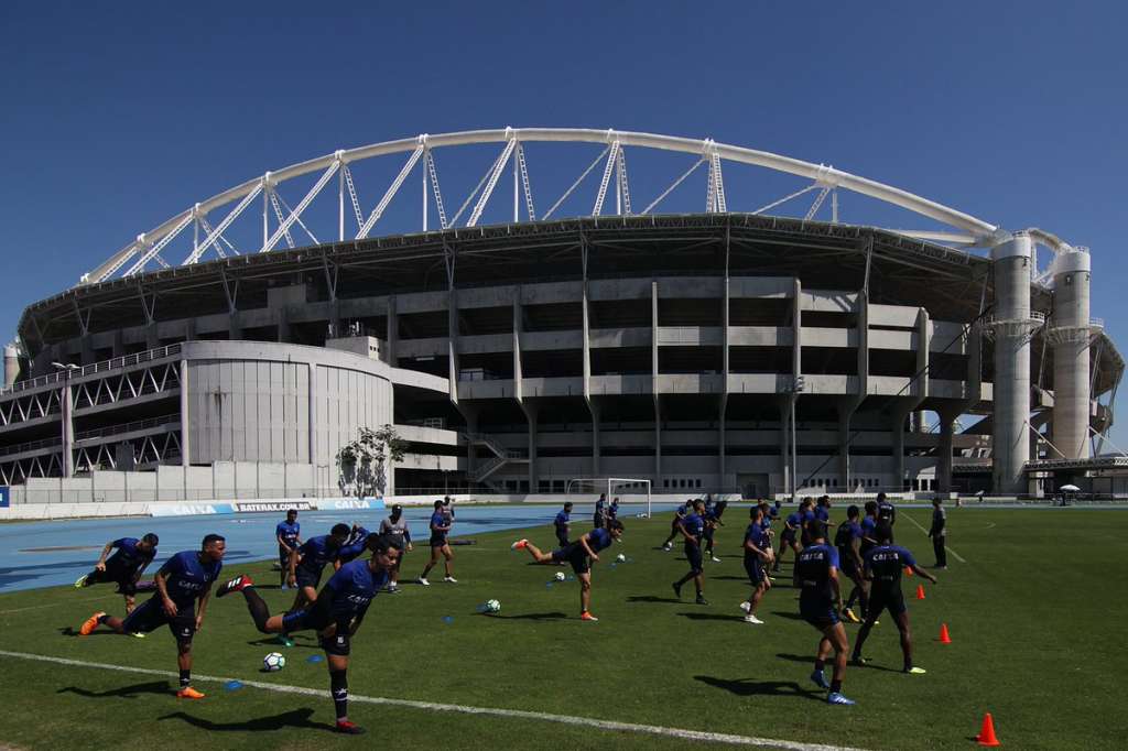 Recém-contratado, Erik pede Botafogo pressionando o Grêmio em Porto Alegre