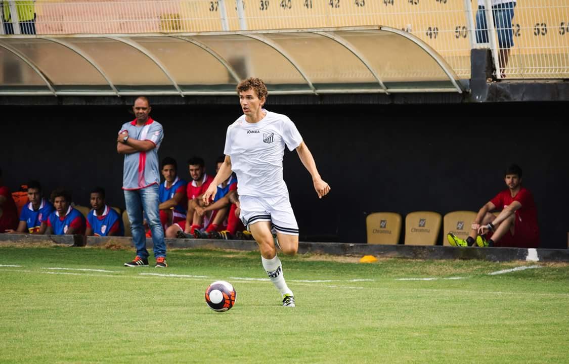 Vitória está perto de contratar lateral titular no acesso do Bragantino na Série C