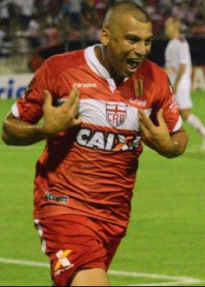 Neto Baiano abriu placar ao furar a barreira