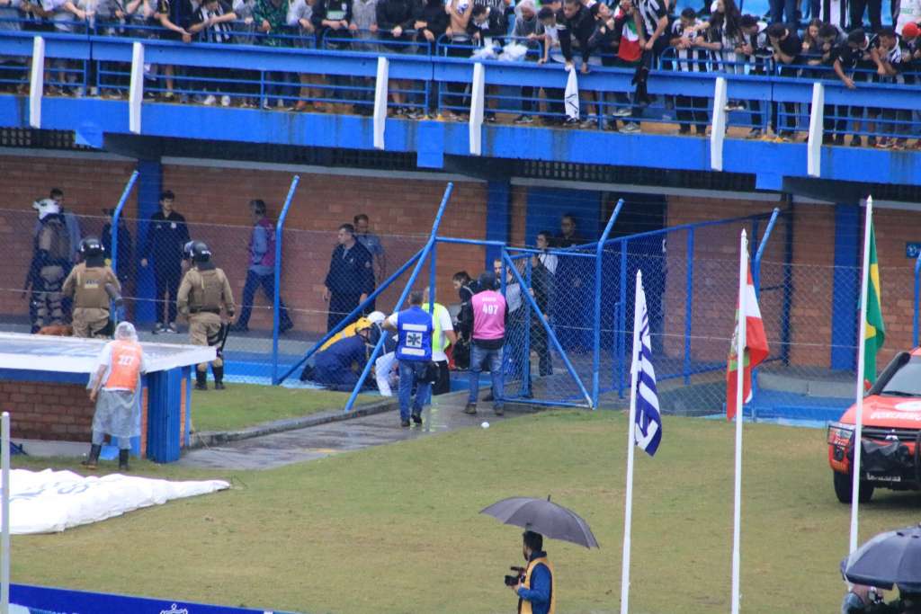 Momento do resgate (Foto: Rodrigo Polidoro/Mix Midia)