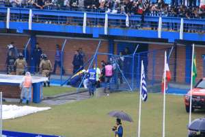 Torcedor cai de arquibancada, é socorrido por helicóptero e paralisa Avaí x Figueirense