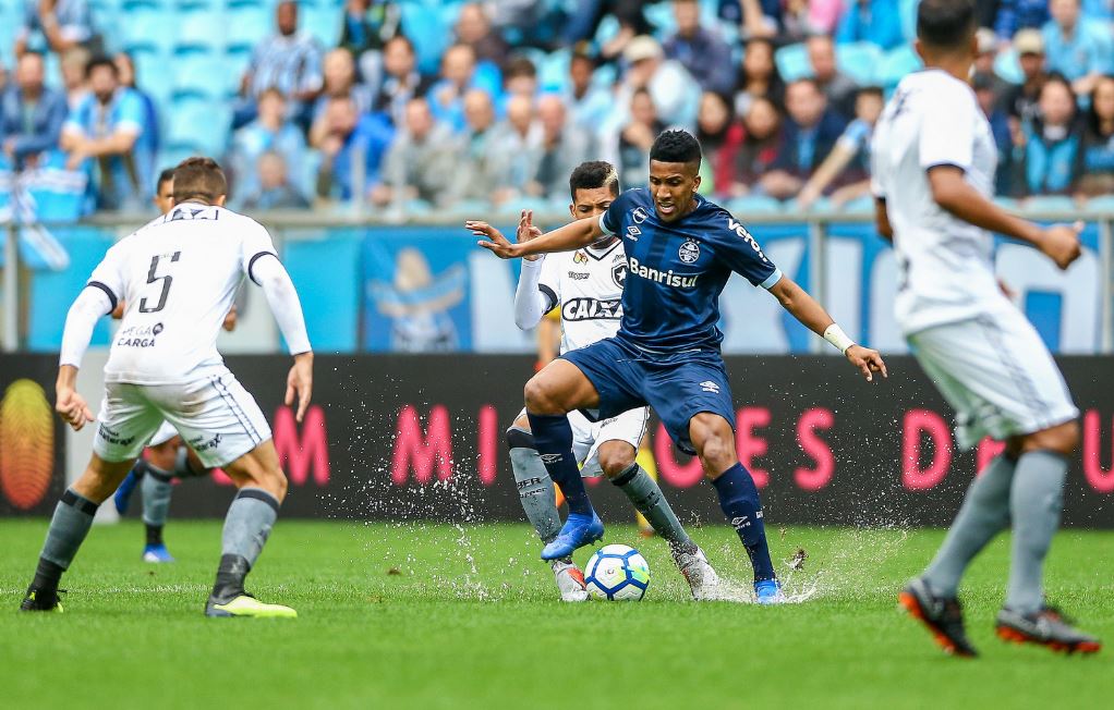 Nem mesmo as poças d'água fizeram com que o Grêmio não atropelasse o Botafogo (Foto: Lucas Uebel/Grêmio FBPA)