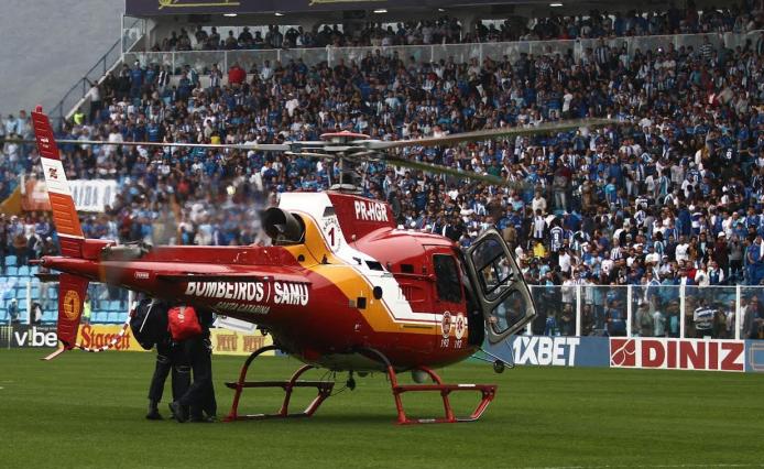 Helicoptero pousou duas vezes no gramado da Ressacada