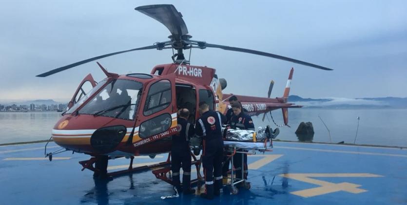 Torcedor desceu no Heliponto Beira Mar Norte e depois seguiu em viatura do SAMU até o hospital Celso Ramos