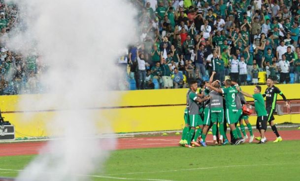 Jogadores do Goiás comemoram um dos três gols marcados diante do Fortaleza (Foto: Goiás/Divulgação)