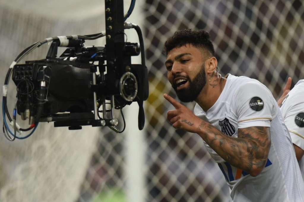 Gabigol marca três gols e entra na briga pela artilheria do Brasileirão