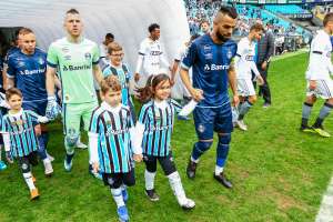 Jogadores do Grêmio celebram vitória e atuação: 'Para encostar nos líderes'