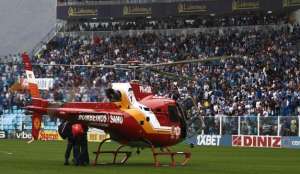 Após cair de arquibancada, torcedor recebe alta e posta foto sorrindo