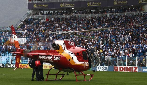 Após cair de arquibancada, torcedor recebe alta e posta foto sorrindo