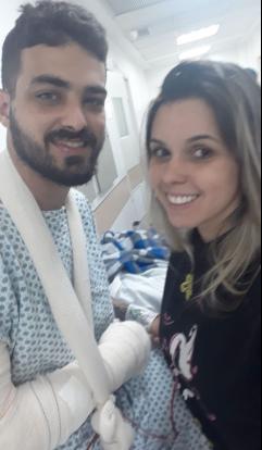 Douglas ao lado da esposa. Foto: Alisson Francisco NSC TV)