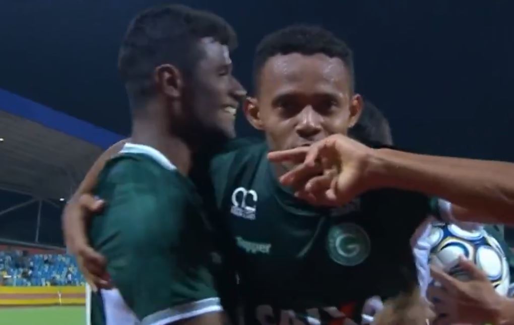 O lateral Ernandes marcou dois gols na vitória do Goiás sobre o líder Fortaleza