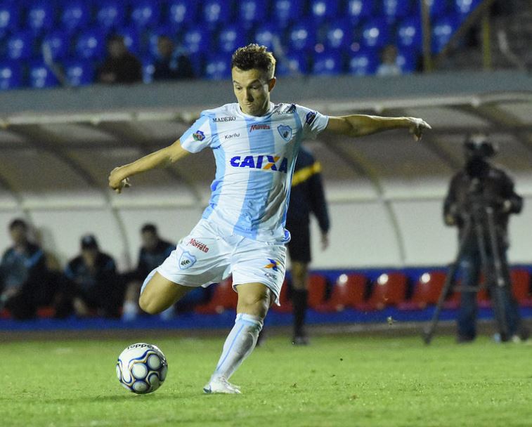 O atacante Dagoberto marcou três gols sobre o Atlético-GO e divide a artilharia da Série B com Gustavo e Lucão