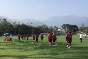 Após derrota em casa, Flamengo volta aos treinos sob olhares de dirigentes