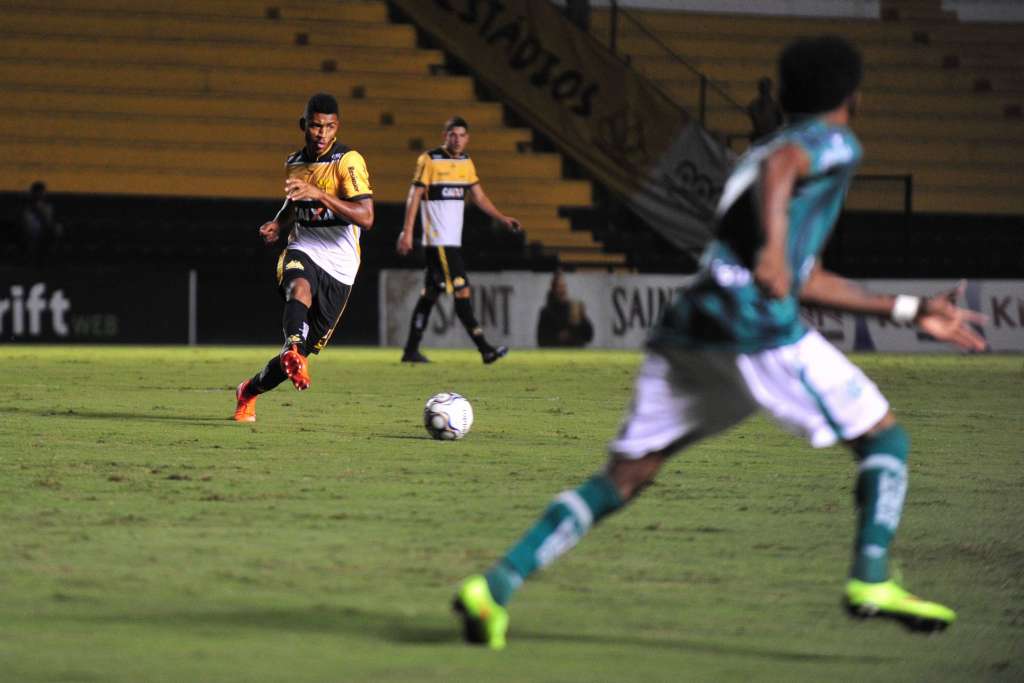 No primeiro turno, clubes empataram por 0 a 0 (Foto: Caio Marcelo)