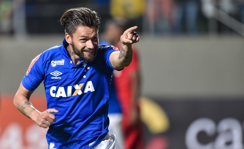 Recuperado, Sóbis volta aos treinos e vira opção para Mano no Cruzeiro