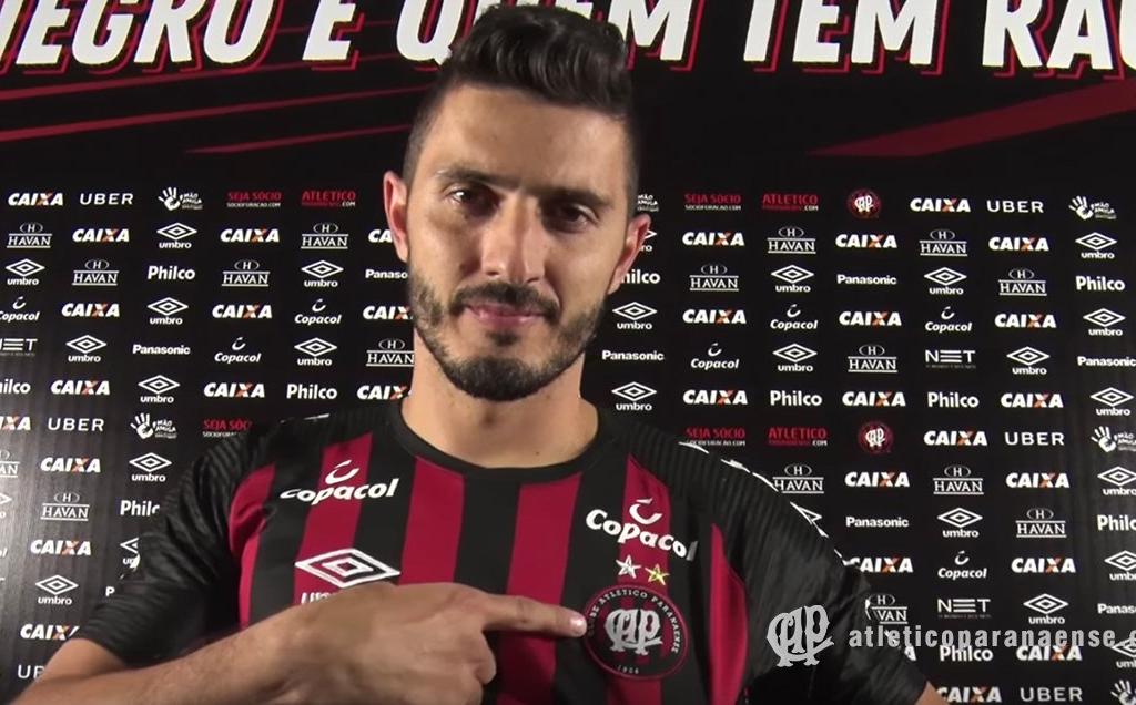 Atlético-PR anuncia a contratação do meio-campo que jogou na Roma
