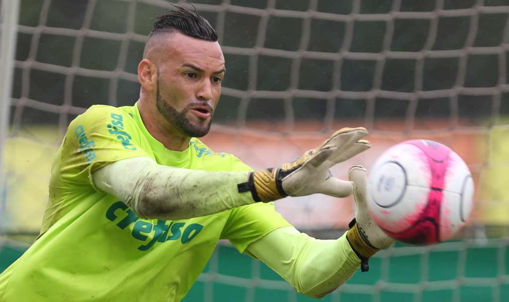 O goleiro Weverton não treinou nesta terça-feira e virou dúvida para o jogo contra o Atlético-PR