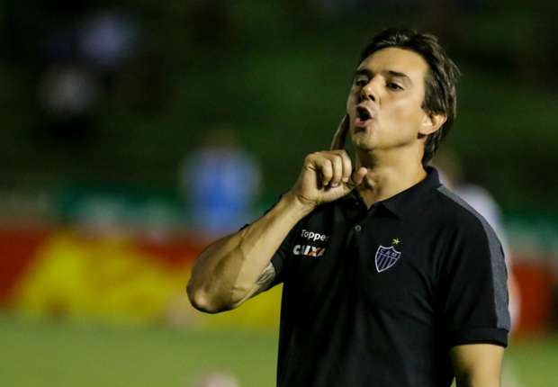 Larghi fecha treino e faz mistério sobre substituto de Chará no Atlético-MG