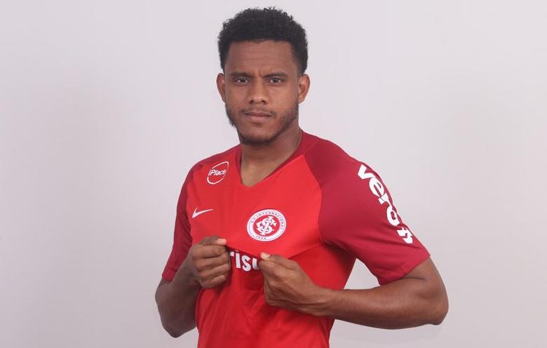 Internacional finalmente oficializa contratação do volante Rithely