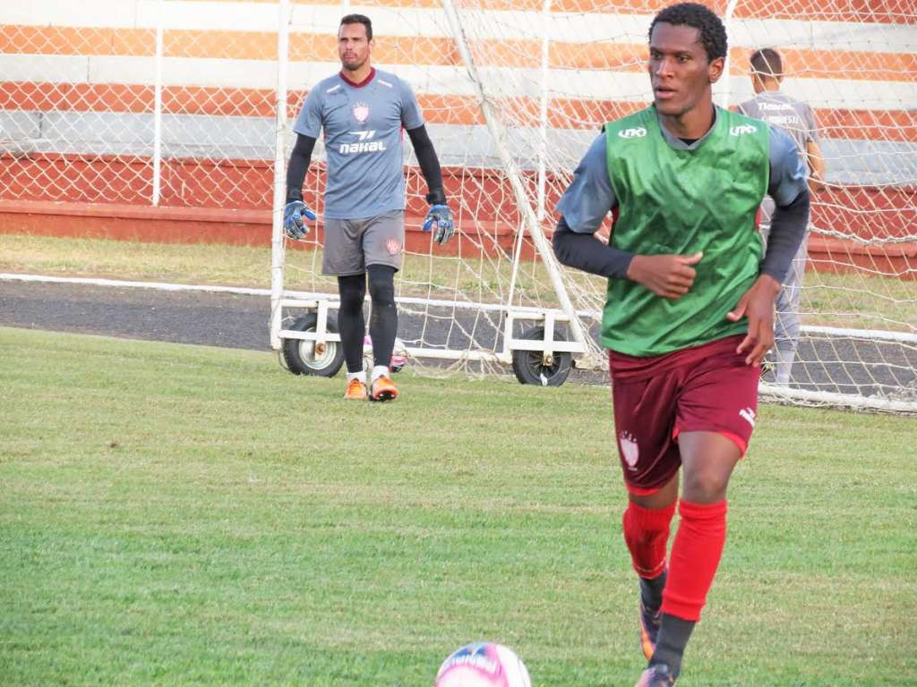 O técnico Betão Alcântara terá novamente a sua disposição o lateral-esquerdo Alex Cazumba (Foto: Bruno Freitas/Noroeste)