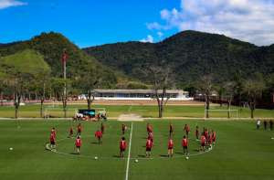 Diretoria e elenco do Flamengo lavam roupa suja antes do jogo contra o Internacional