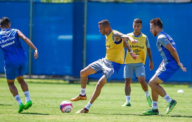 Luan deixa treino mais cedo e vira dúvida no Grêmio