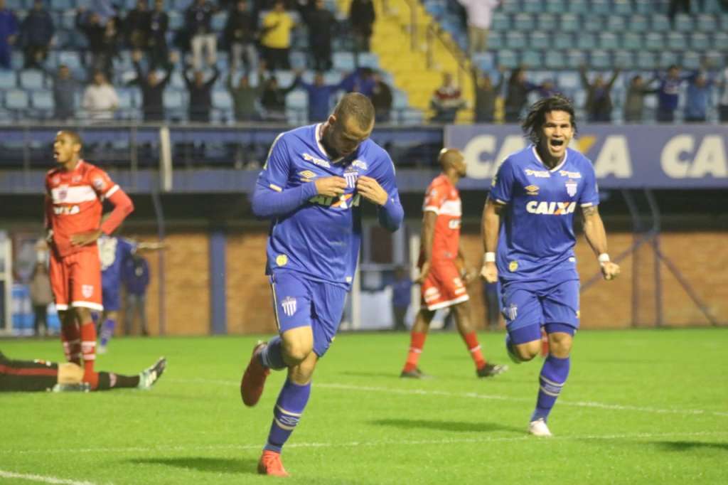 Avaí derrota CRB e segue dentro do G4 - Frederico Tadeu / AVAÍ F.C.