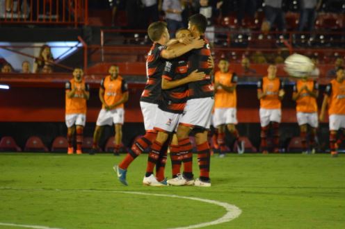 O Atlético-GO manteve os 100% de aproveitamento no Antônio Accioly ao vencer a Ponte Preta