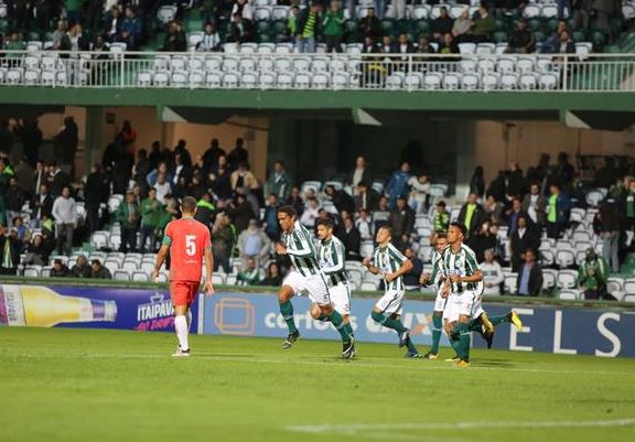 O zagueiro Rafael Lima comemora o gol marcado na vitória do Coritiba sobre o Boa Esporte