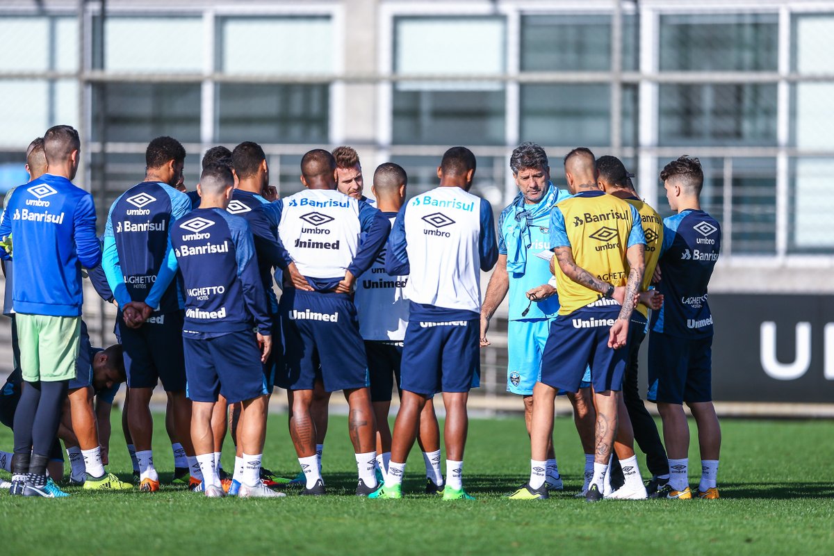 Renato Gaúcho fecha treino do Grêmio e mantém mistério sobre substituto de Maicon