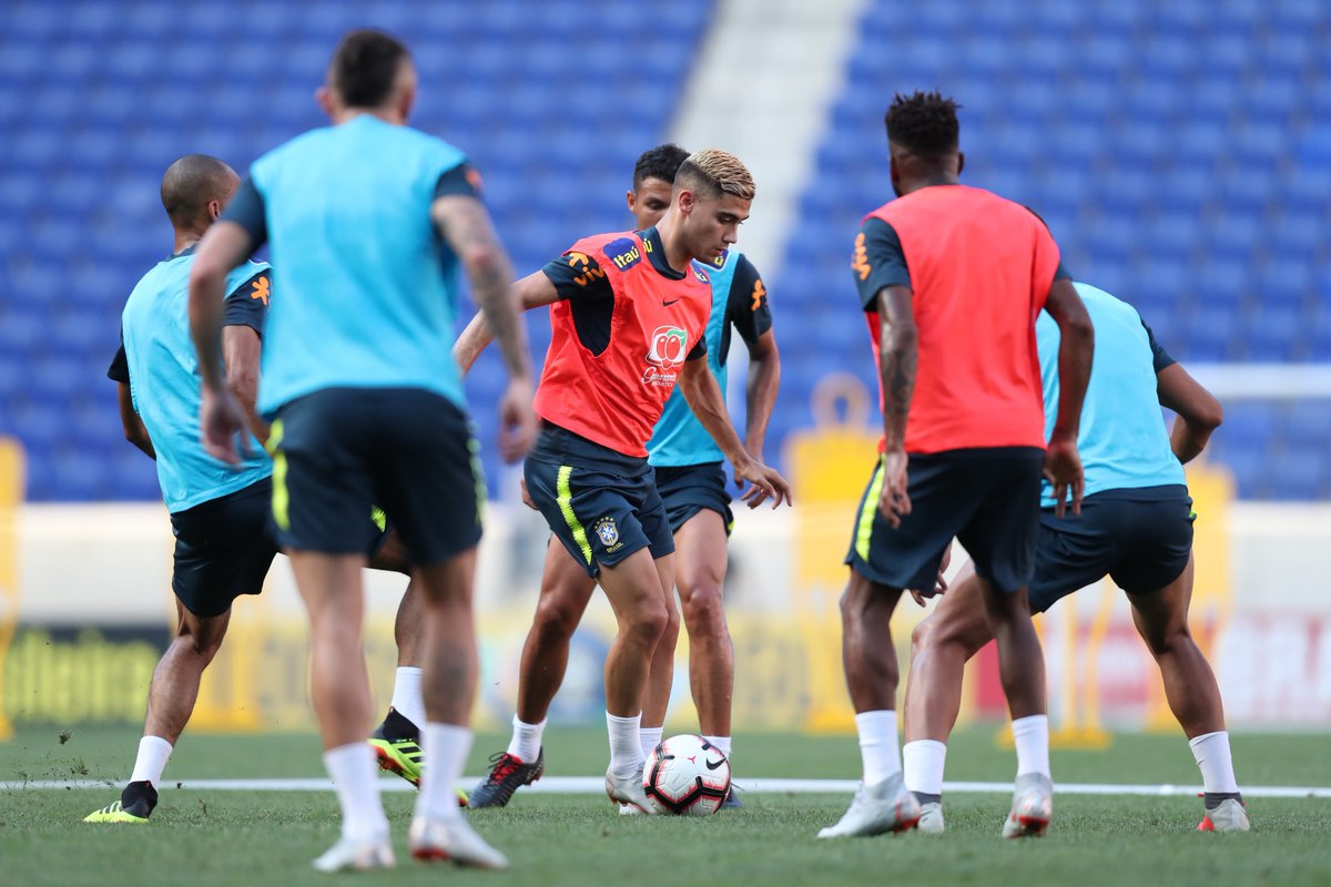 Tite esboça escalação da seleção com Fabinho e 10 remanescentes da Copa